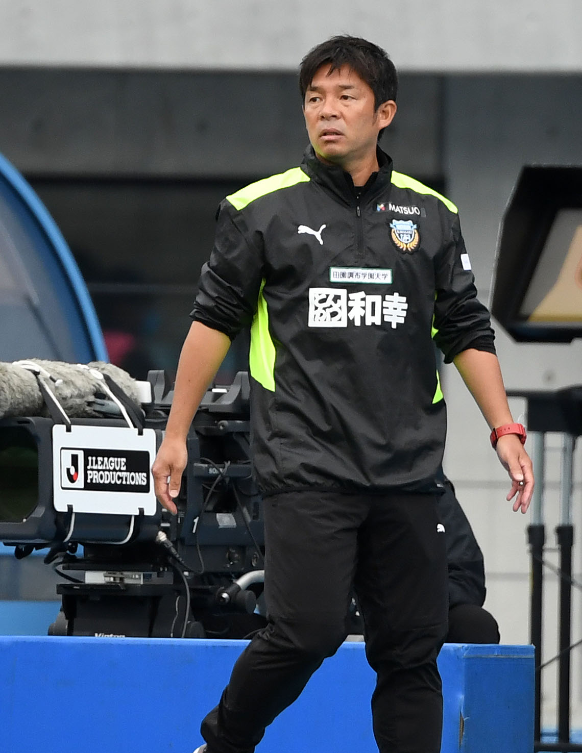 川崎F対横浜FC　試合を見つめる川崎F鬼木監督（撮影・横山健太）
