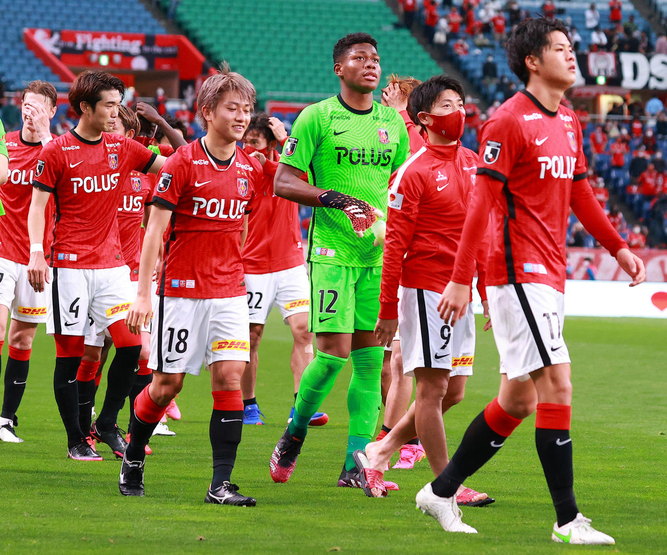 浦和神戸　3試合連続無失点でゴールを守り抜いた浦和GK鈴木（右から3人目）はピッチを1周してサポーターにあいさつをした（撮影・中島郁夫）