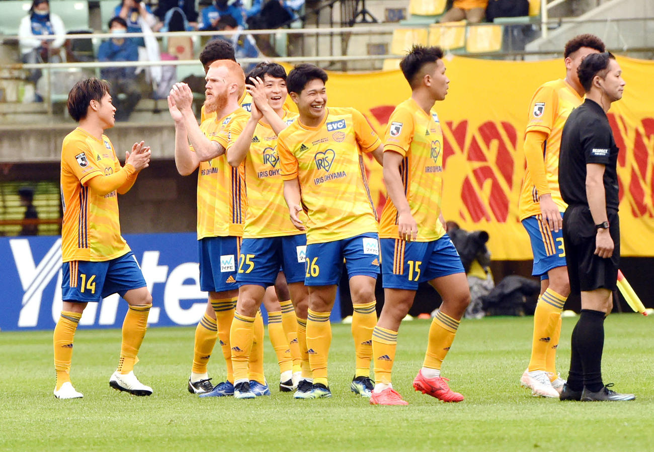 仙台対大分　試合に勝利し歓喜する仙台の選手たち。中央＜26＞は決勝ゴールを決めたMF加藤（撮影・山田愛斗）