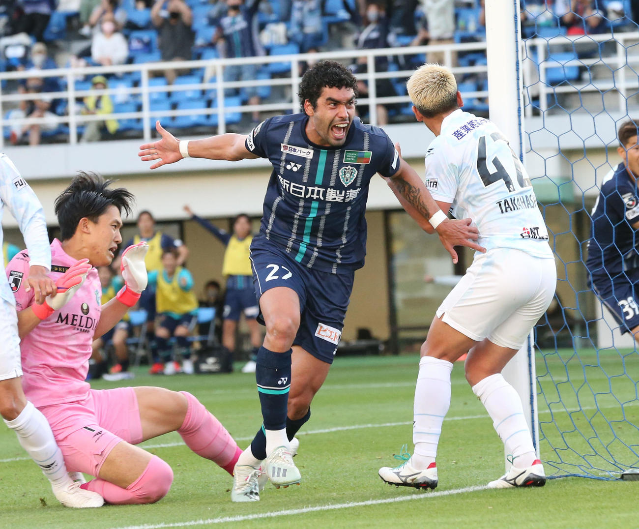 福岡対湘南　後半20分、福岡ブルーノ・メンデスはヘディングでゴールを決める（撮影・屋方直哉）