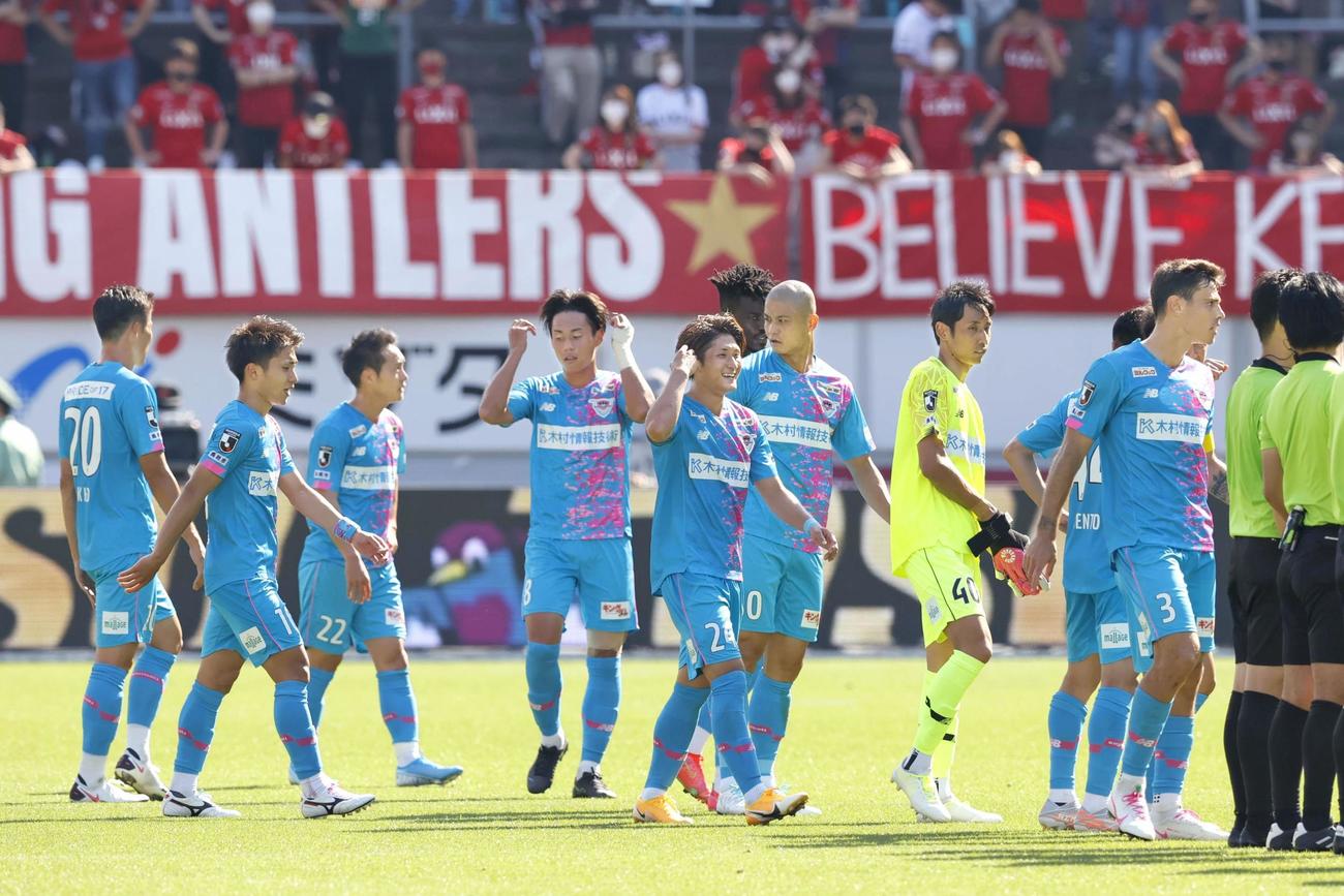 鹿島に勝利し喜ぶ鳥栖イレブン（共同）