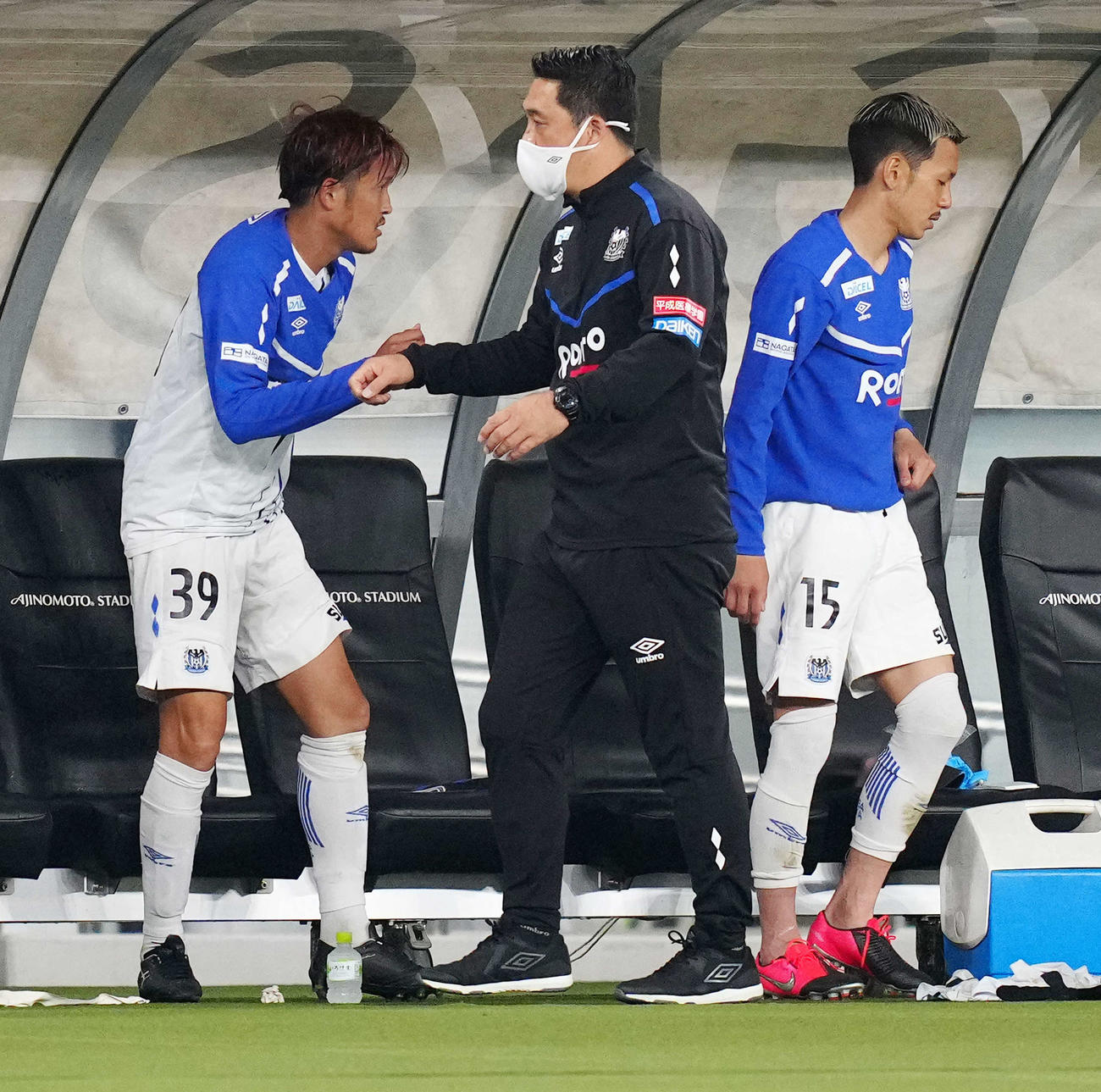 東京対G大阪　試合後、G大阪宇佐美（左）とタッチをかわす松波監督。右は井手口（撮影・江口和貴）