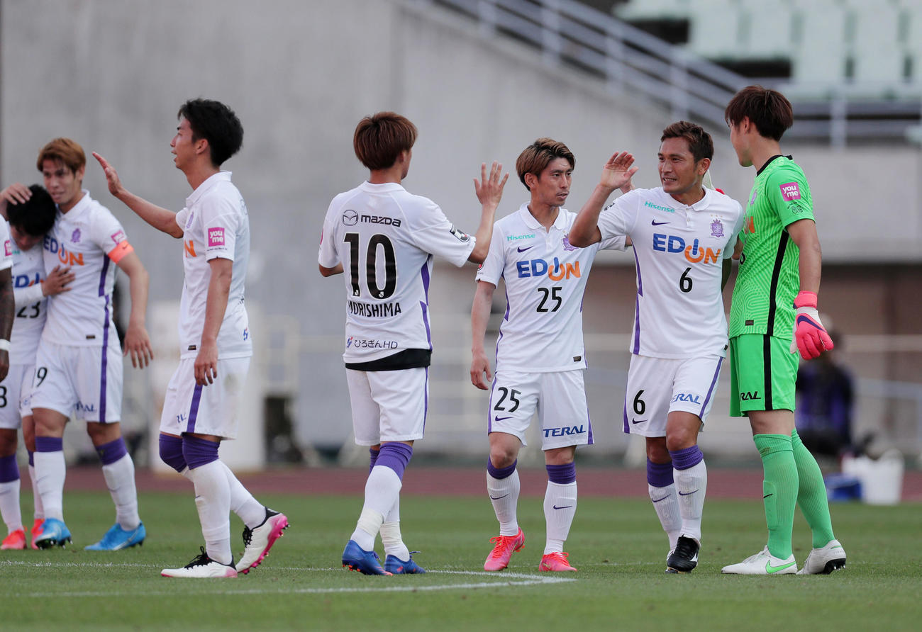 C大阪対広島　C大阪に勝利し、喜び合う広島イレブン（撮影・前田充）