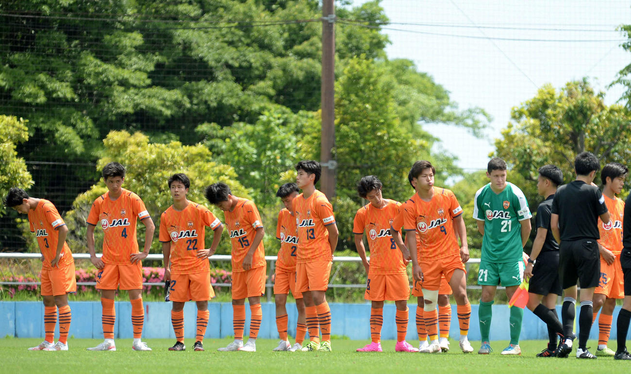 試合に敗れ、うなだれる清水ユースの選手たち