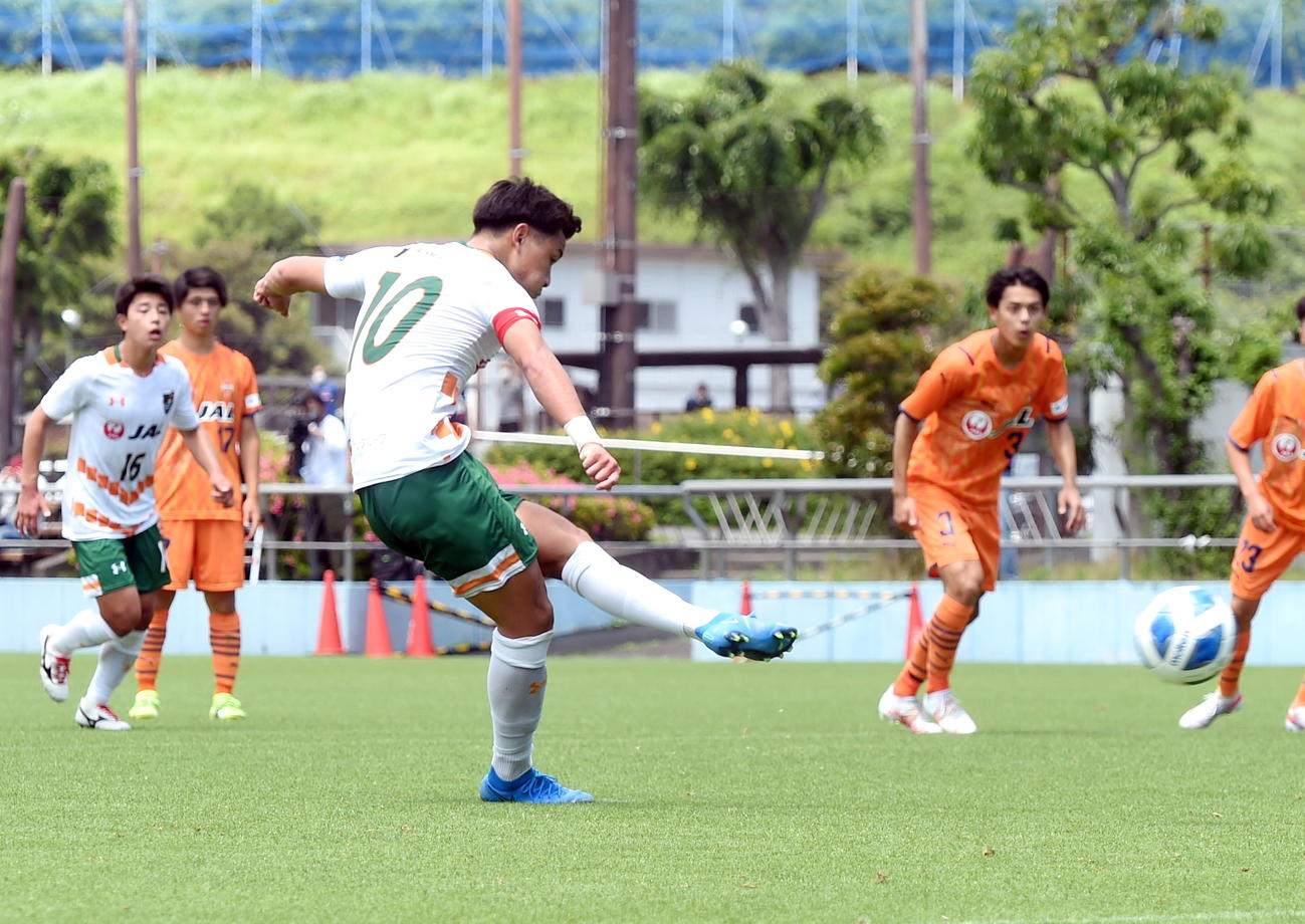 清水ユース対青森山田　後半22分、落ち着いてPKを沈める青森山田MF松木（撮影・山田愛斗）