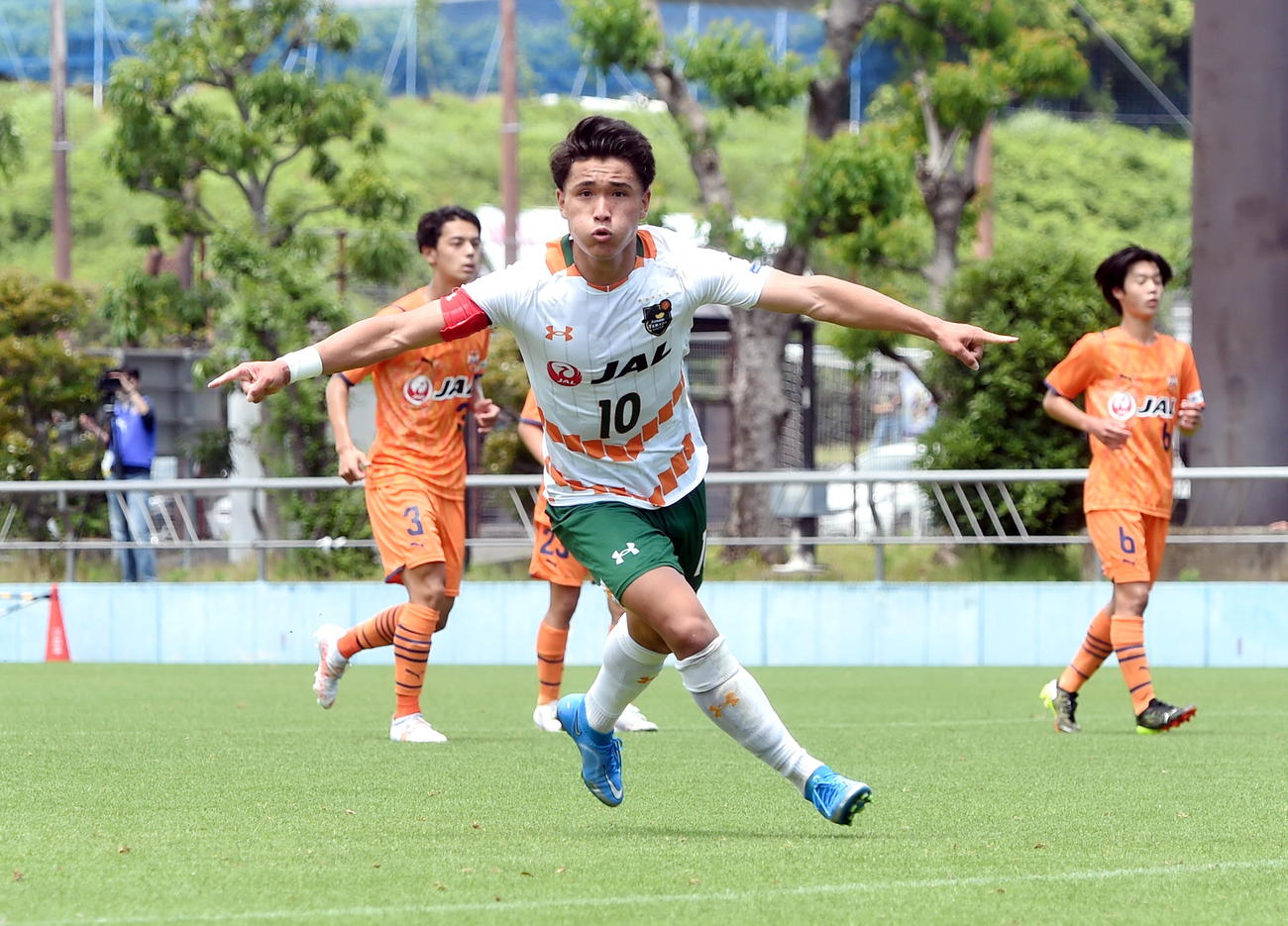 清水ユース対青森山田　後半22分、PKで4戦連続ゴールを決め飛行機ポーズで喜ぶ青森山田MF松木（撮影・山田愛斗）