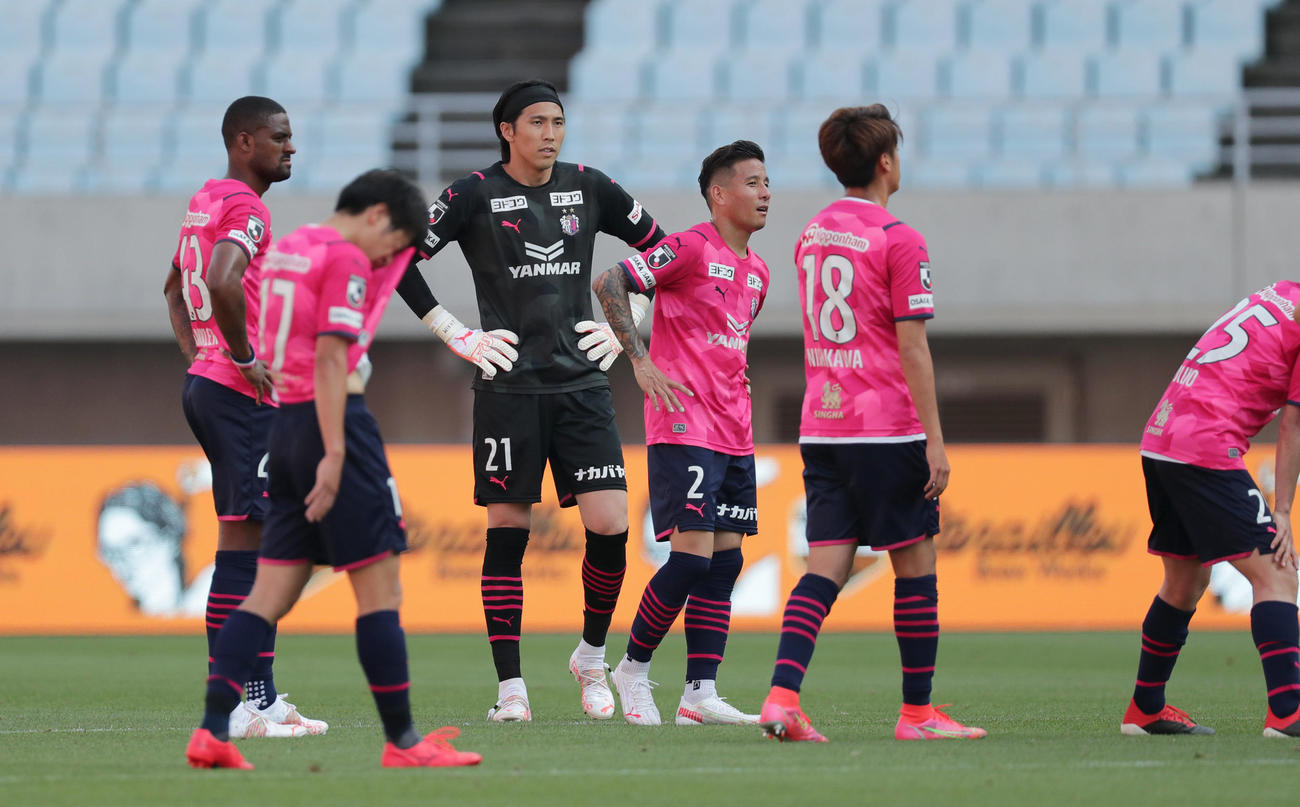 C大阪対広島　広島に敗れ、悔しそうな表情で整列に向かうGKキム・ジンヒョン（左から3人目）らC大阪イレブン（撮影・前田充）