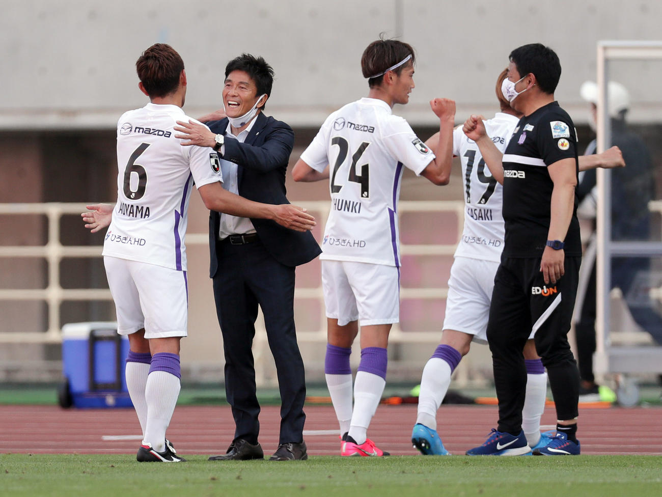 C大阪対広島　C大阪に勝利し、広島城福監督（左から2人目）は青山（左端）ら選手を笑顔で迎える（撮影・前田充）