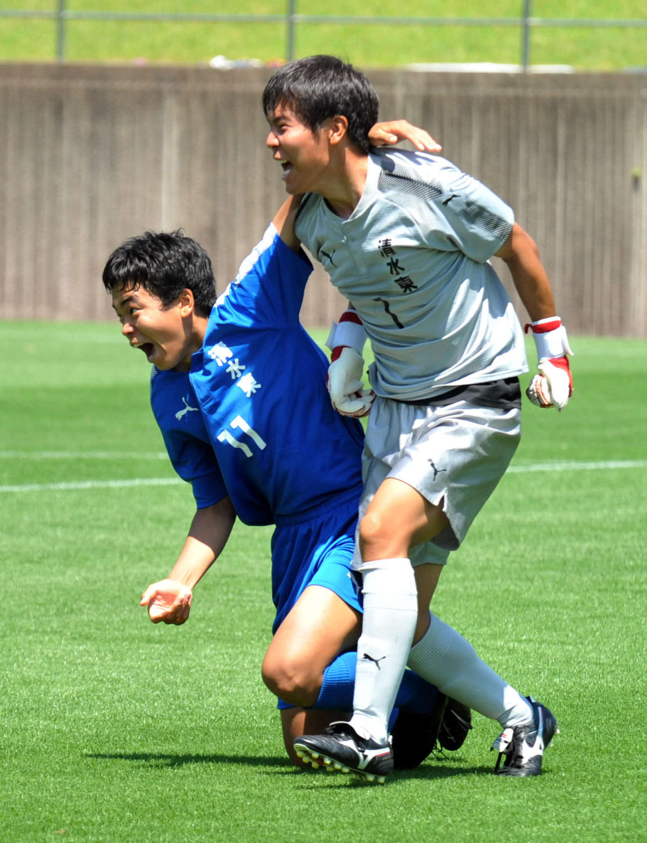 準決勝進出を決めて歓喜する清水東FW中山（左）とGK服部