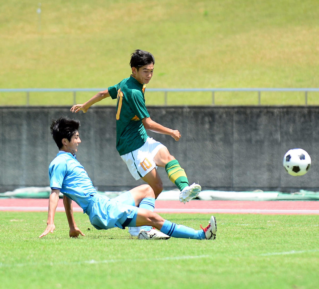 後半19分、追加点を決める静岡学園FW古川（右）　