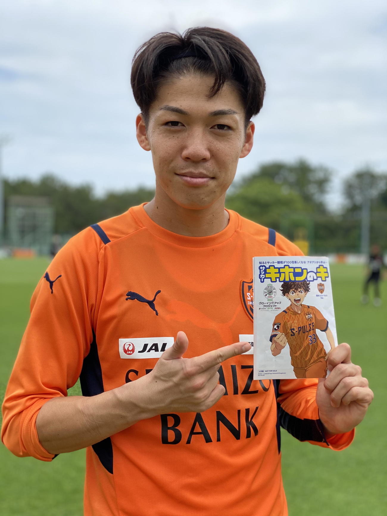 冊子をPRする清水MF西沢（Ｃ）S－PULSE
