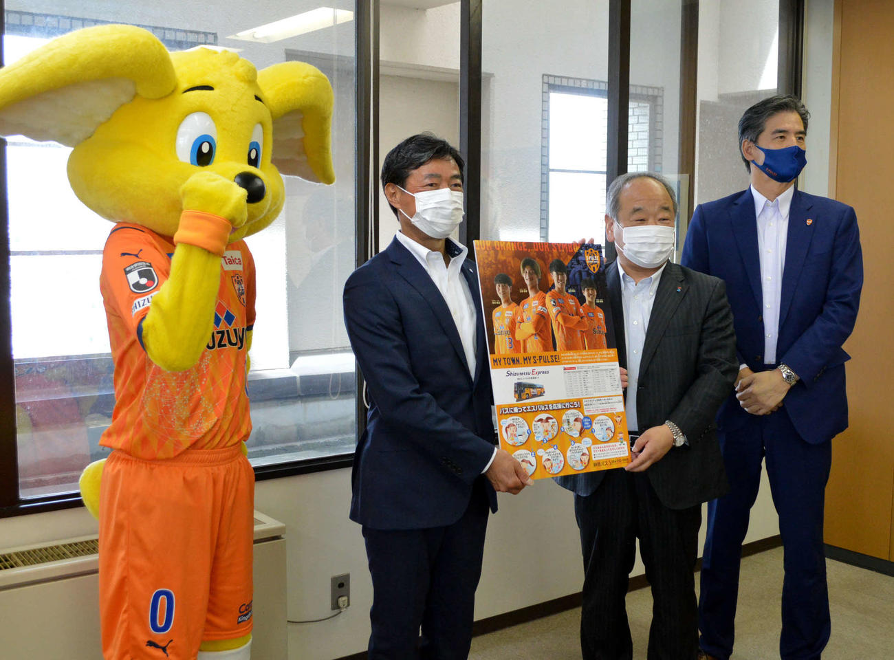 贈呈式に出席した、左から静岡市の赤堀教育長、しずてつジャストラインの三浦代表取締役、清水の山室社長