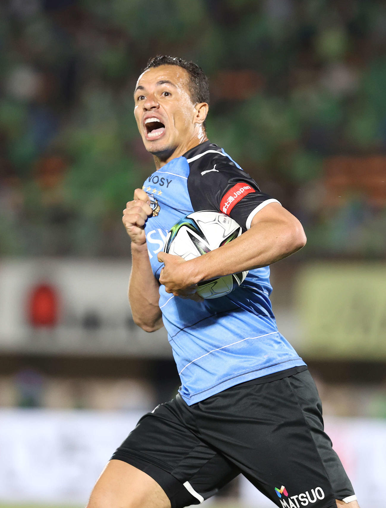 湘南対川崎F　後半、バイシクルシュートを決め喜び駆け出す川崎Fレアンドロ・ダミアン（撮影・河野匠）