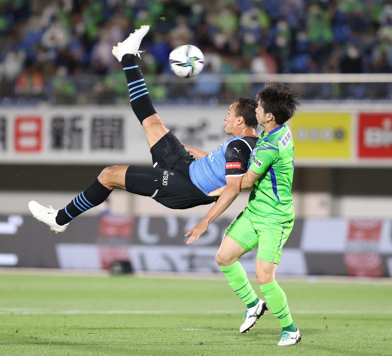 湘南対川崎F　後半、バイシクルシュートを決める川崎Fダミアン（左）（撮影・河野匠）