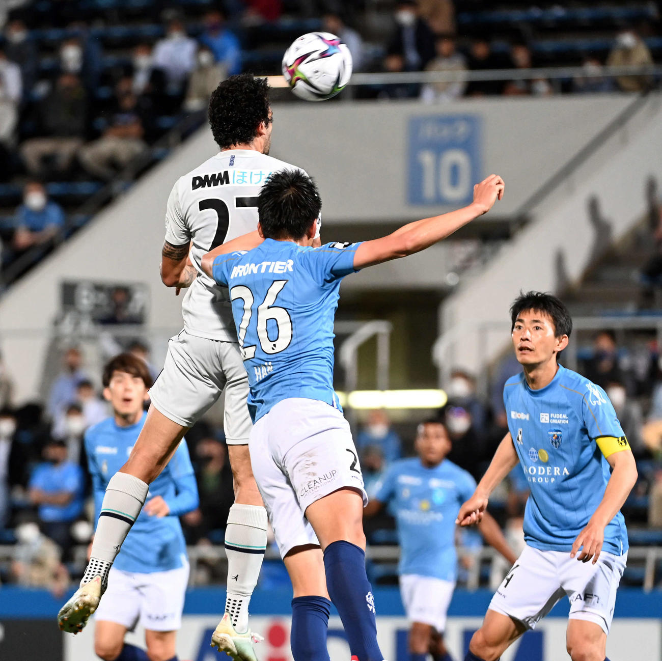 横浜FC対福岡　後半、ヘディングで同点のゴールを決める福岡FWブルーノ・メンデス（撮影・たえ見朱実）