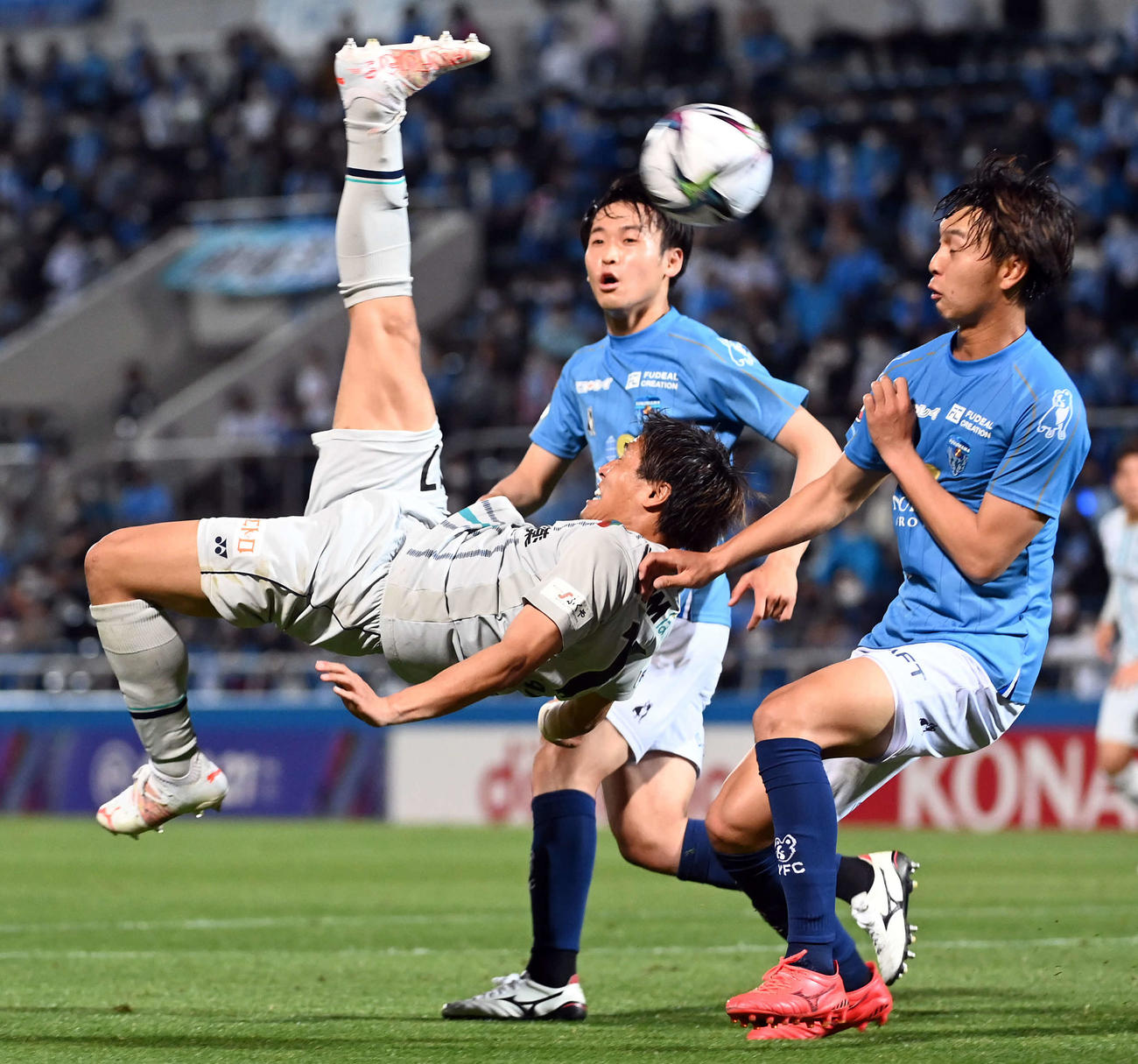 横浜FC対福岡　後半、オーバーヘッドキックでゴールを狙う福岡FW渡（撮影・たえ見朱実）