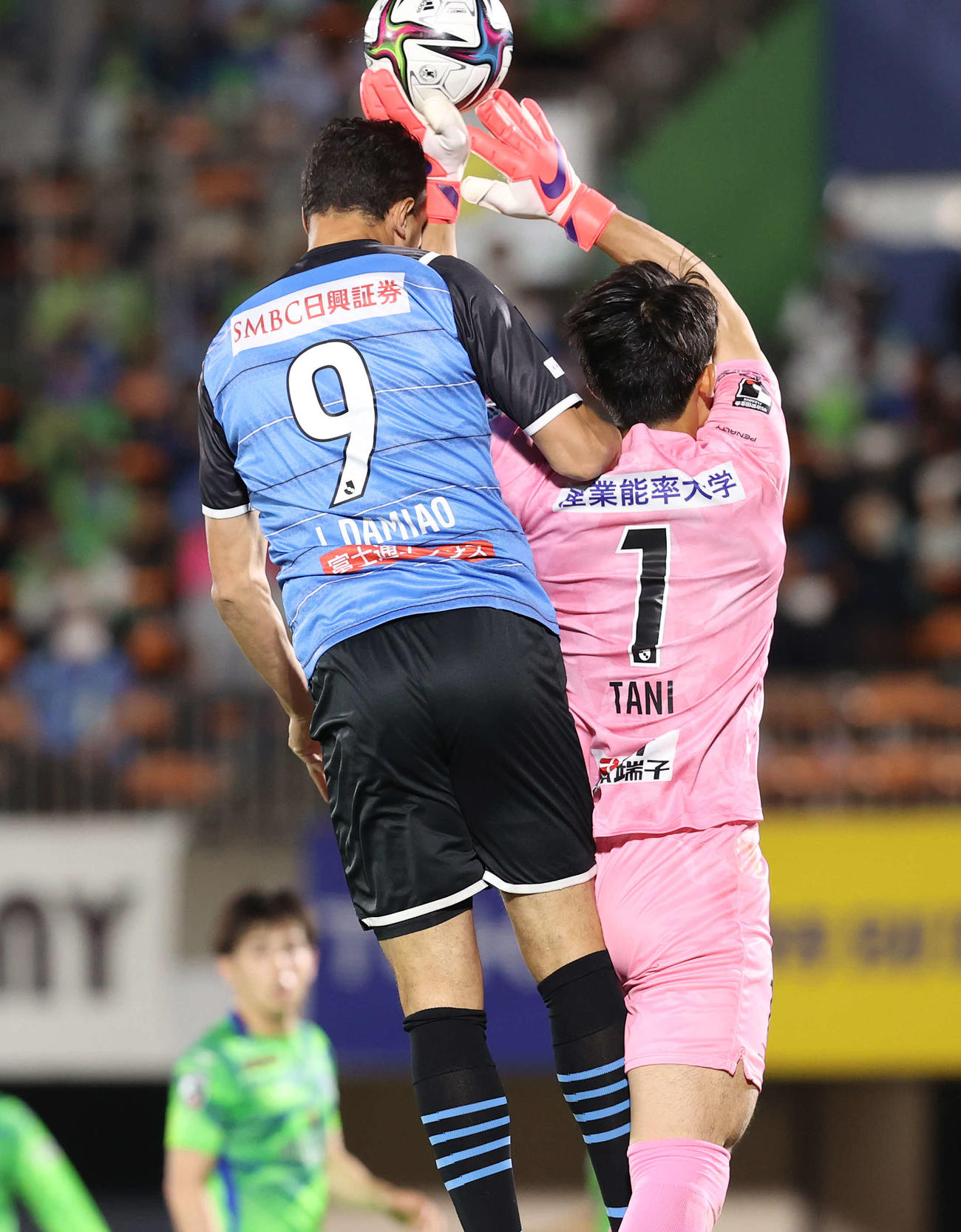 湘南対川崎F　後半、ヘディングでゴールネットを揺らすも、VARの結果ノーゴールとなる川崎Fダミアン（左）（撮影・河野匠）