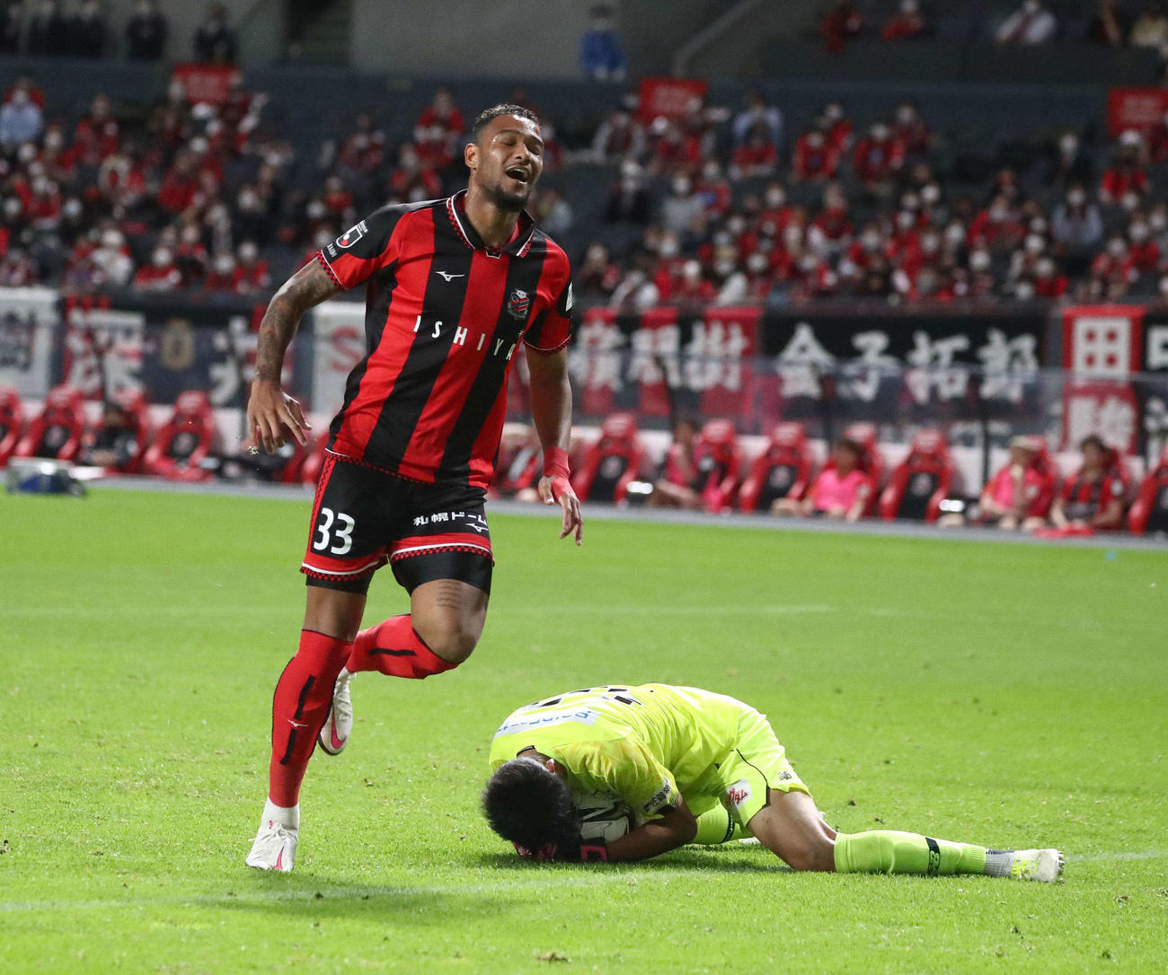 札幌対鳥栖　後半、ゴール前に詰めるもGK朴に阻まれ悔しがるFWドウグラス・オリヴェイラ（撮影・黒川智章）