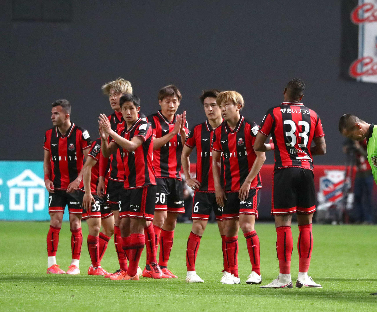 札幌対鳥栖　引き分けに終わりスタンドにあいさつする札幌の選手たち（撮影・黒川智章）