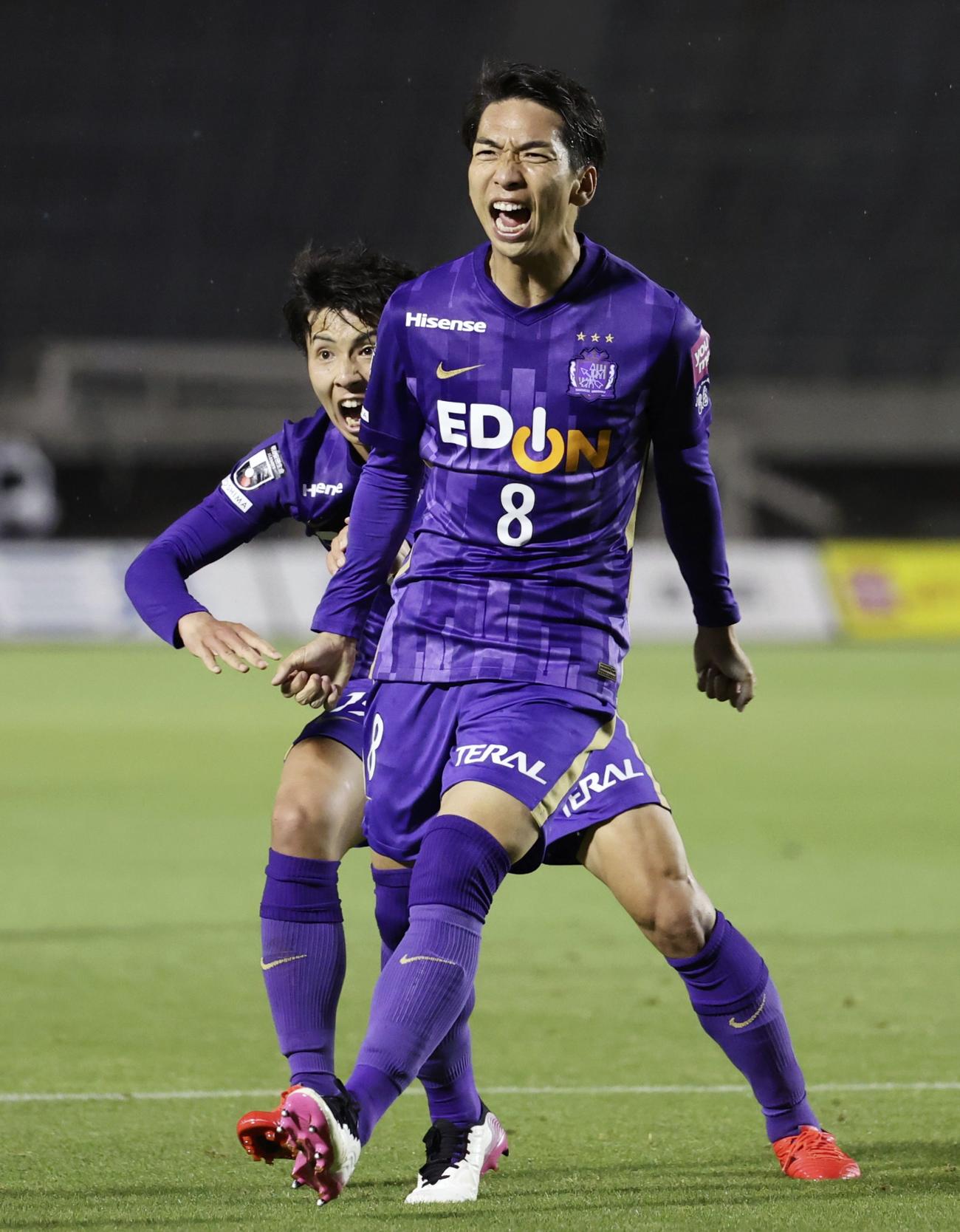 広島対浦和　試合終了間際、同点ゴールを決め、喜ぶ広島・川辺（共同）