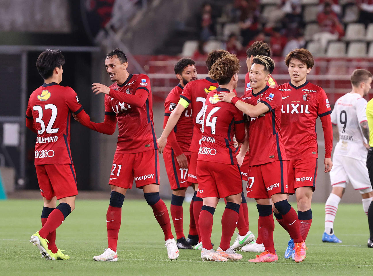 鹿島対C大阪　勝利し喜ぶ鹿島の選手たち（撮影・鈴木正人）