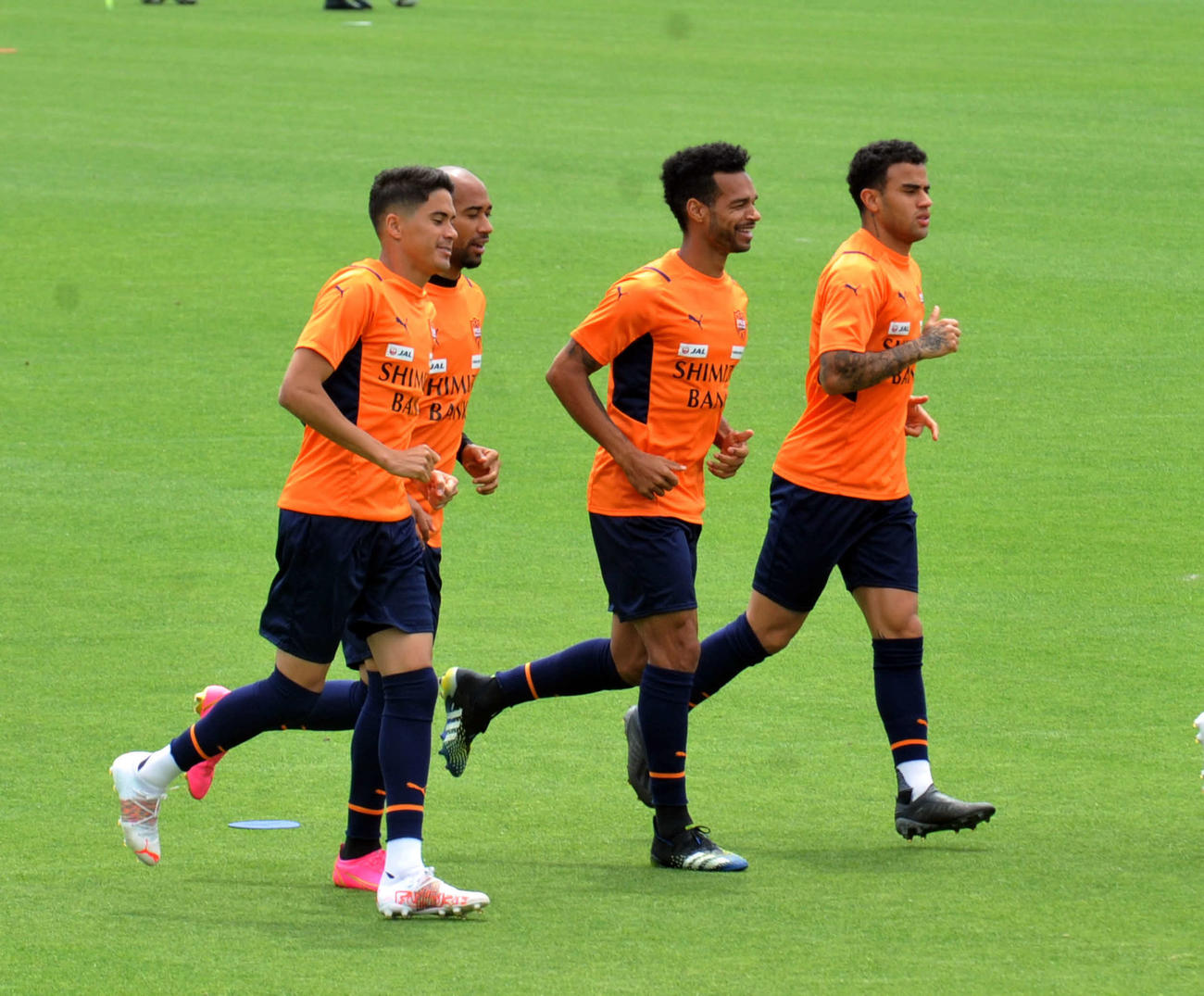 ランニングする清水DFヴァウド（右から2人目）