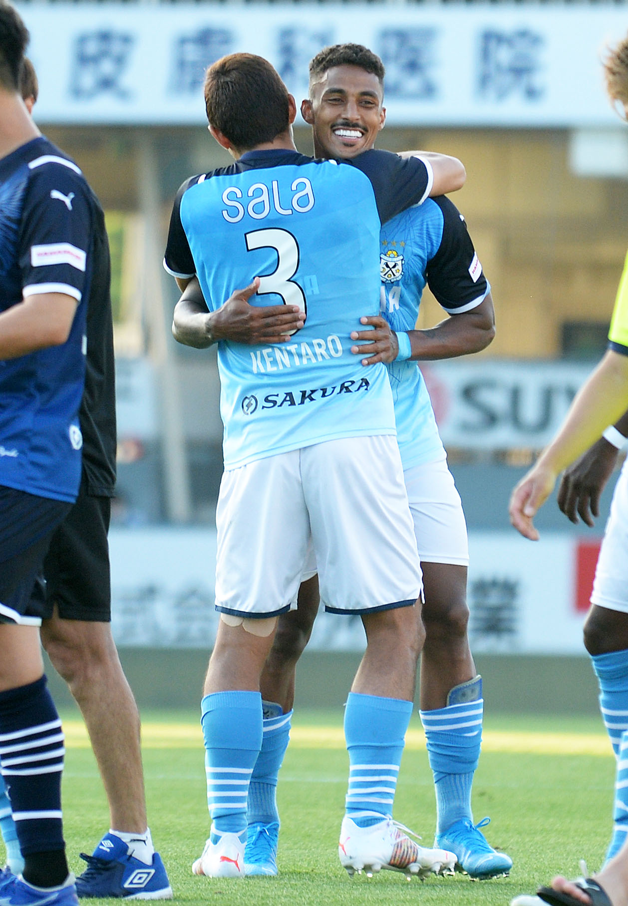 試合後、DF大井（手前）と抱き合って喜び合うFWルキアン