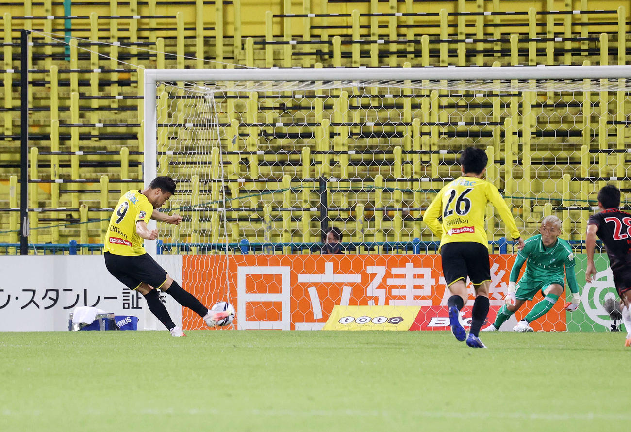 柏対札幌　前半、PKを決める柏クリスティアーノ（左）（撮影・鈴木正人）