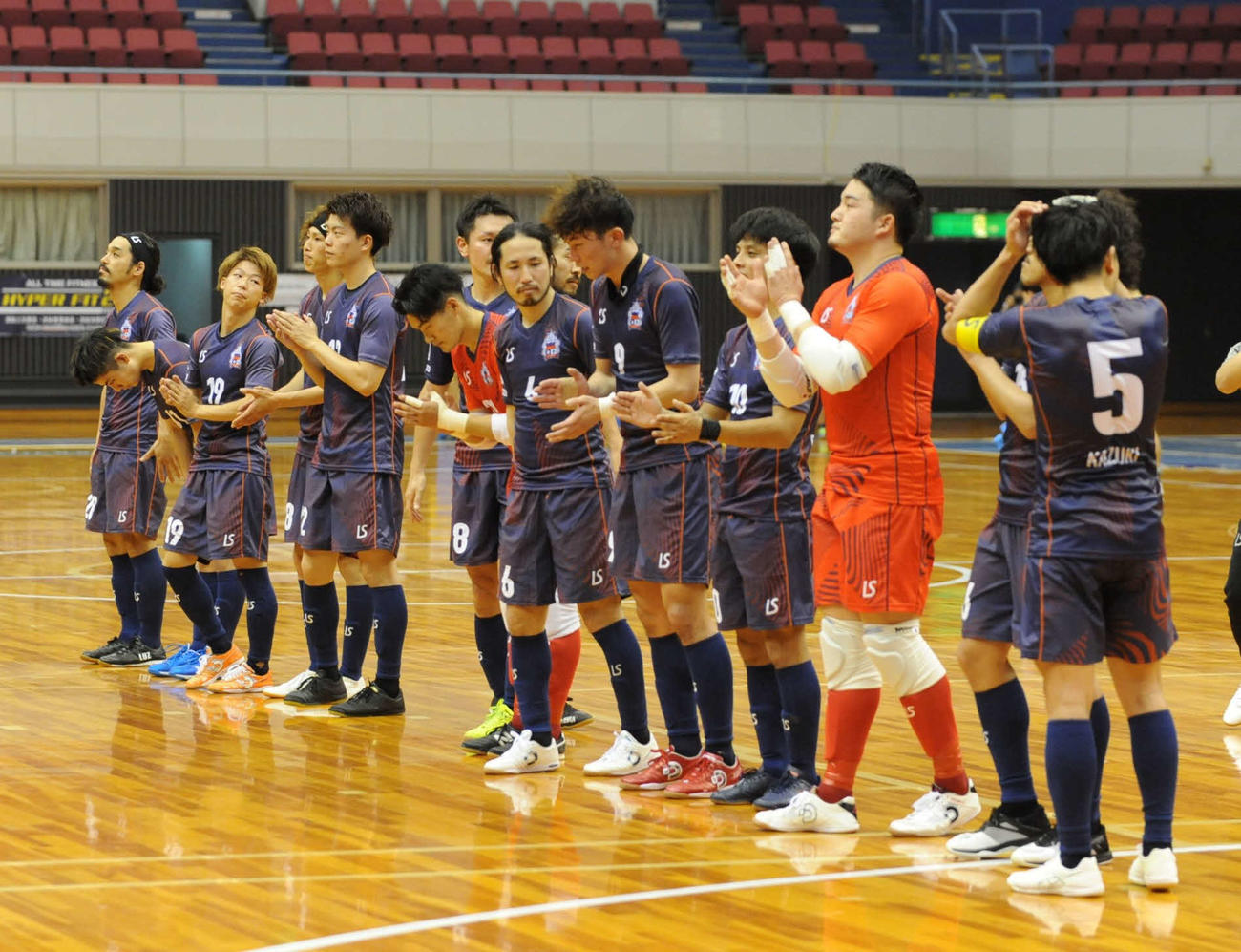 試合後に整列するアグレミーナ浜松の選手ら