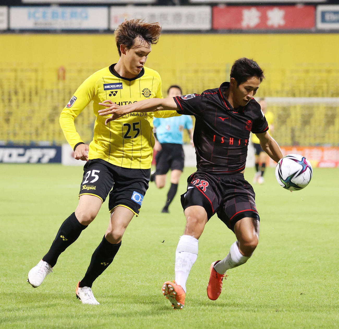 柏対札幌　前半、競り合う柏大南（左）と札幌青木（撮影・鈴木正人）