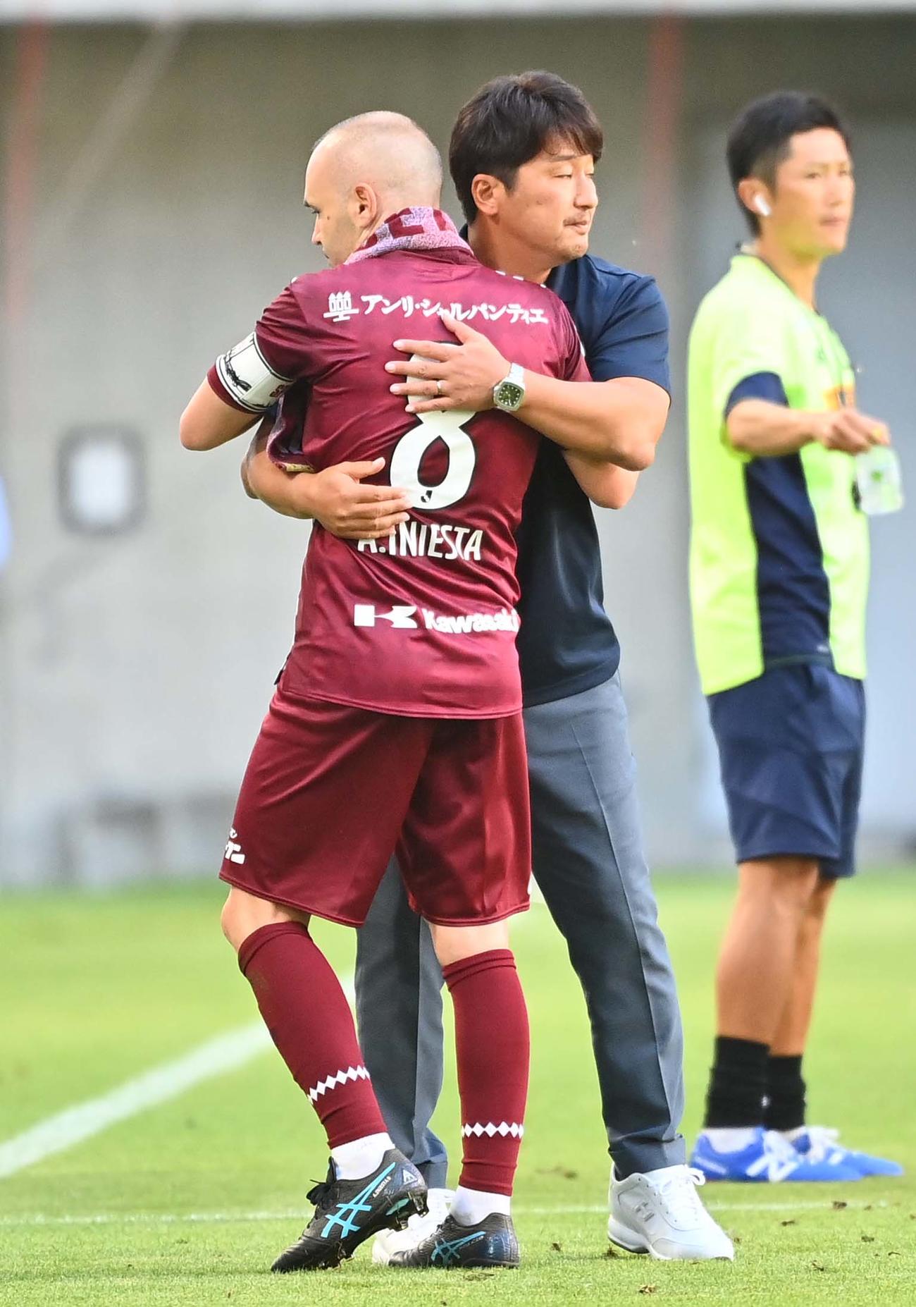 神戸対鳥栖　鳥栖と引き分け、ベンチ前で神戸アンドレス・イニエスタを出迎える三浦淳寛監督（撮影・上田博志）
