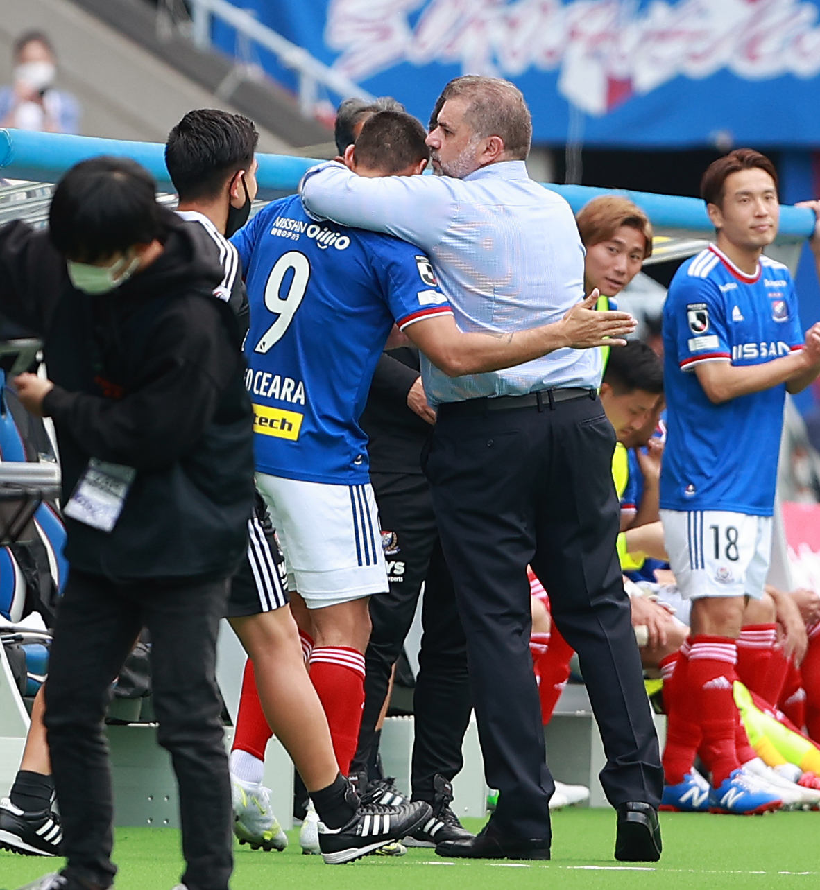 横浜対清水　2－1で勝利した横浜ポステコグルー監督（右）は決勝ゴールのレオ・セアラを抱擁で迎える（撮影・浅見桂子）