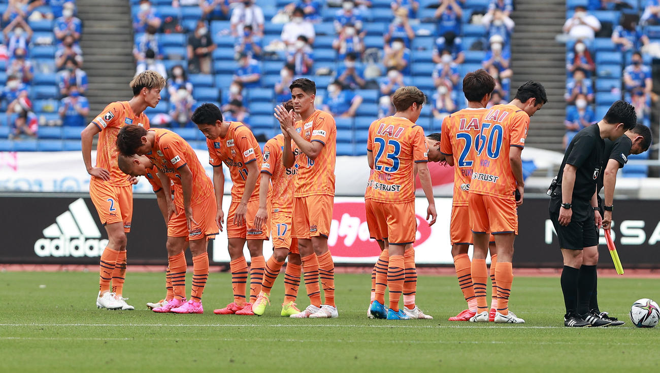 横浜対清水　1－2で敗れがっくりの清水イレブン（撮影・浅見桂子）