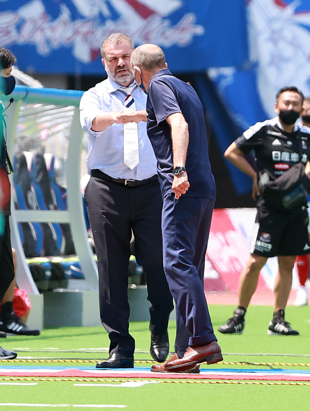 横浜対清水　試合前、グータッチであいさつする横浜ポステコグルー監督（奥）と清水ロティーナ監督（撮影・浅見桂子）