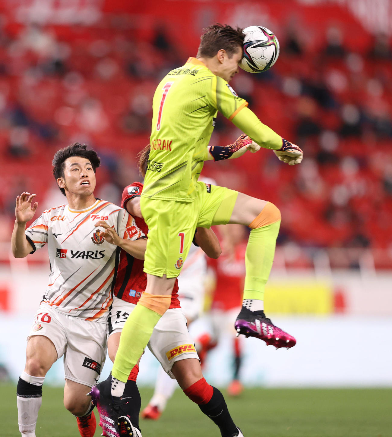 浦和対名古屋　後半、ゴールエリアから飛び出しクリアする名古屋GKランゲラック（撮影・狩俣裕三）