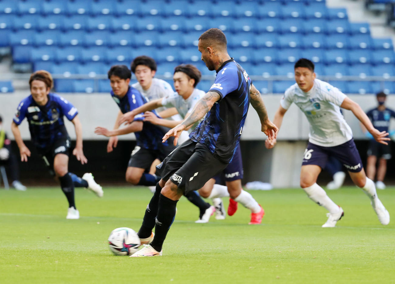 G大阪対横浜FC　前半、G大阪ペレイラはPKを決めて先制する（撮影・加藤哉）