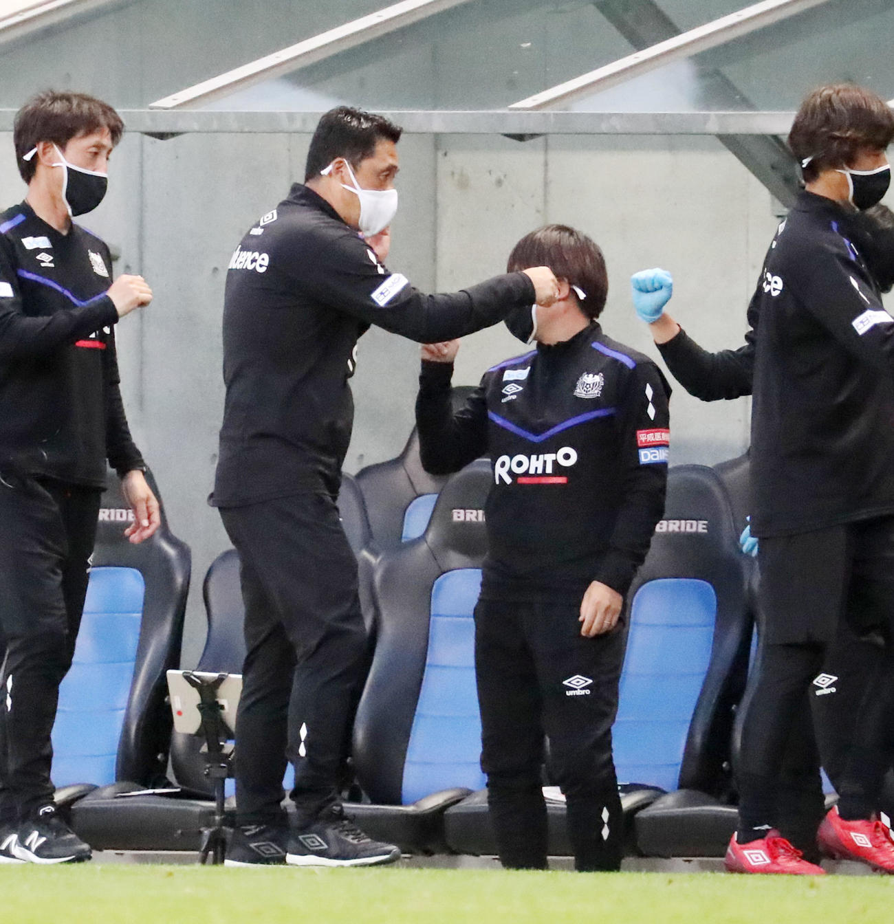 G大阪対横浜FC　横浜FCに勝利し関係者と拳を合わせるG大阪の松波監督（撮影・加藤哉）