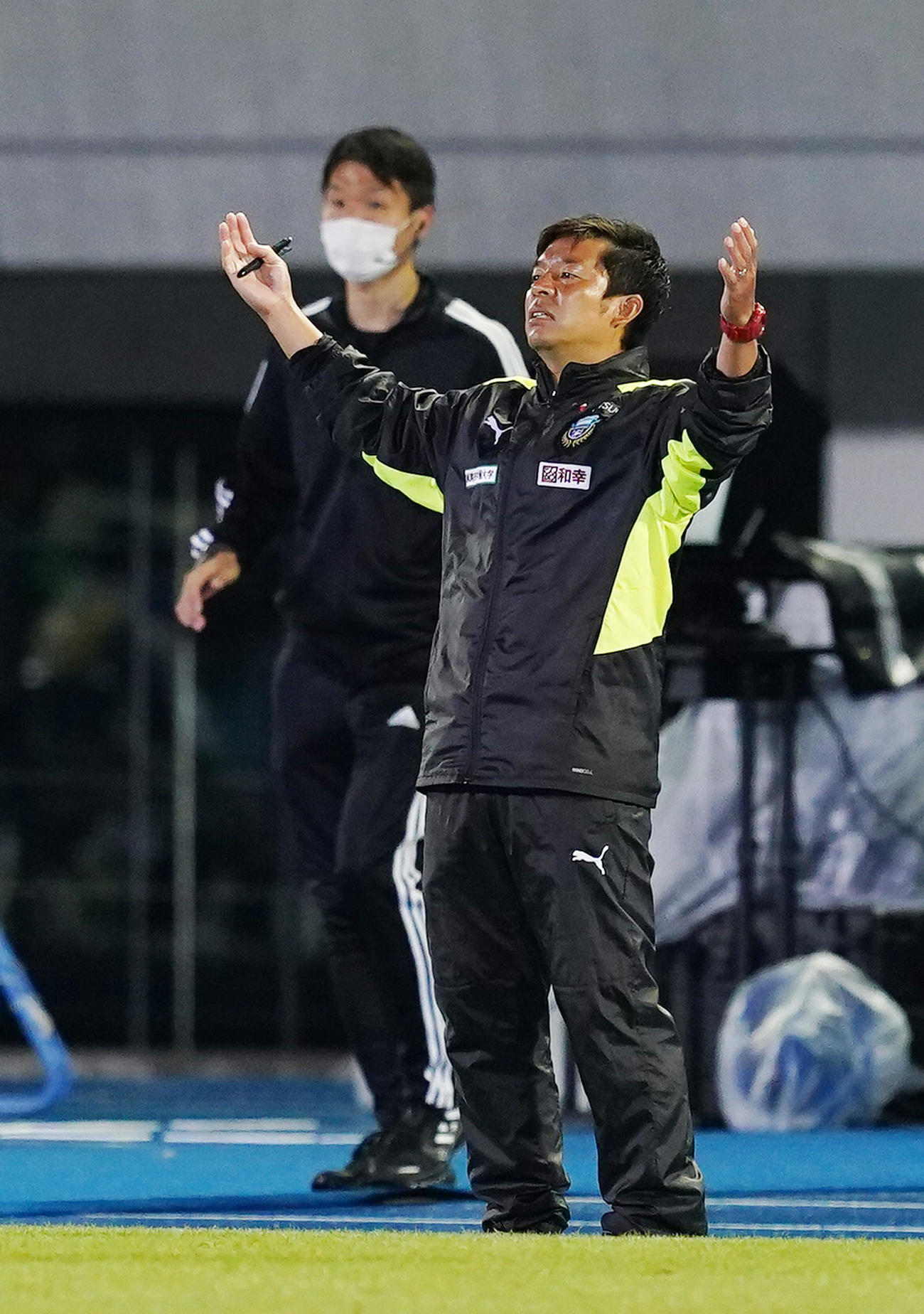 川崎F対鹿島　後半、天を仰ぐ川崎F鬼木監督（撮影・菅敏）