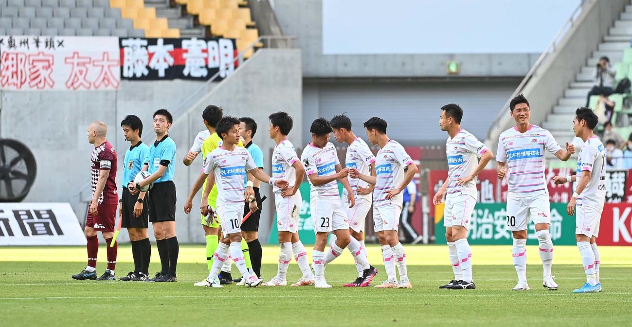 神戸対鳥栖　神戸と引き分けグータッチする鳥栖イレブン（撮影・上田博志）