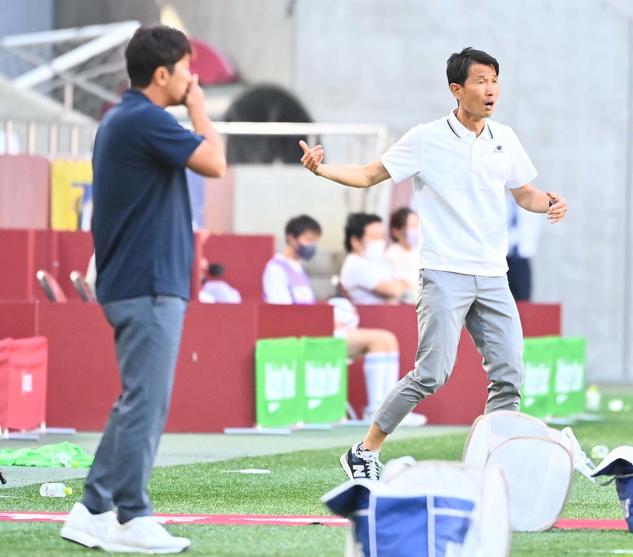 神戸対鳥栖　後半、選手に指示を出す鳥栖金明輝監督（撮影・上田博志）