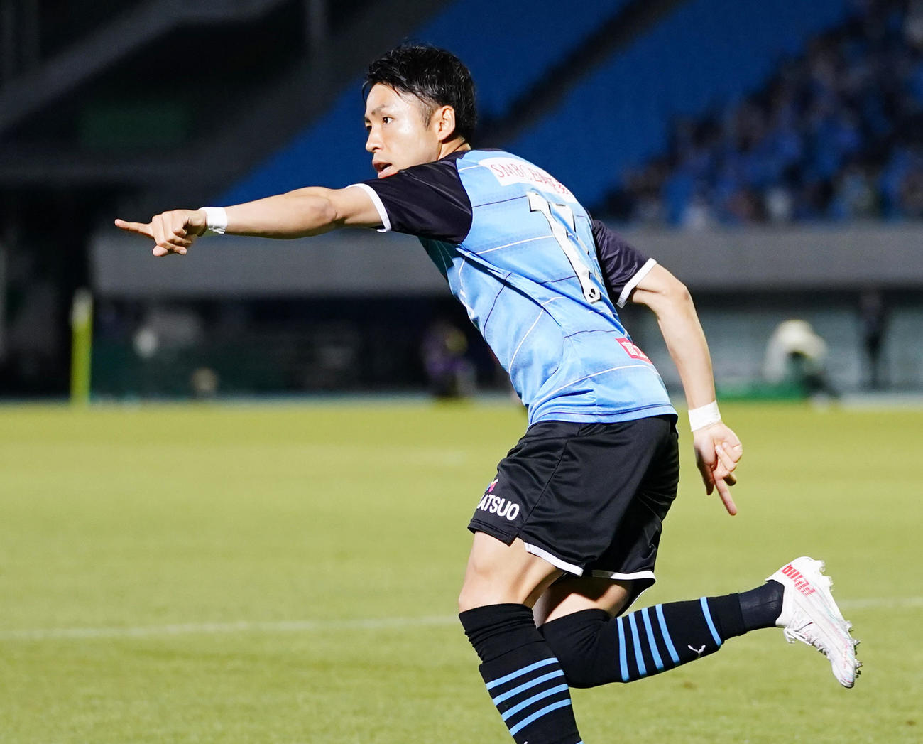 川崎F対鹿島　後半、勝ち越しのゴールを決め、ポーズをとる川崎F小林（撮影・菅敏）