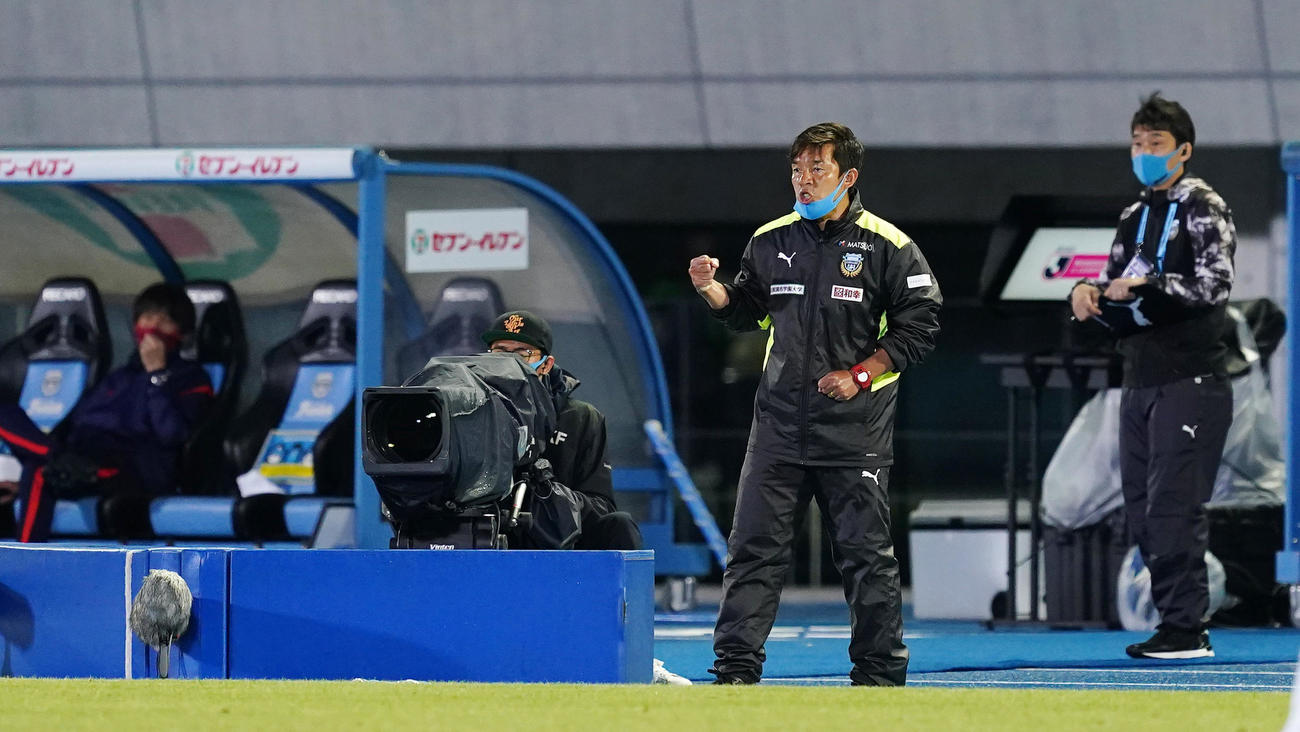 川崎F対鹿島　後半、ビデオ判定の結果、小林悠の勝ち越しのゴールが認められガッツポーズを見せる川崎F鬼木監督。左端は鹿島相馬監督（撮影・菅敏）