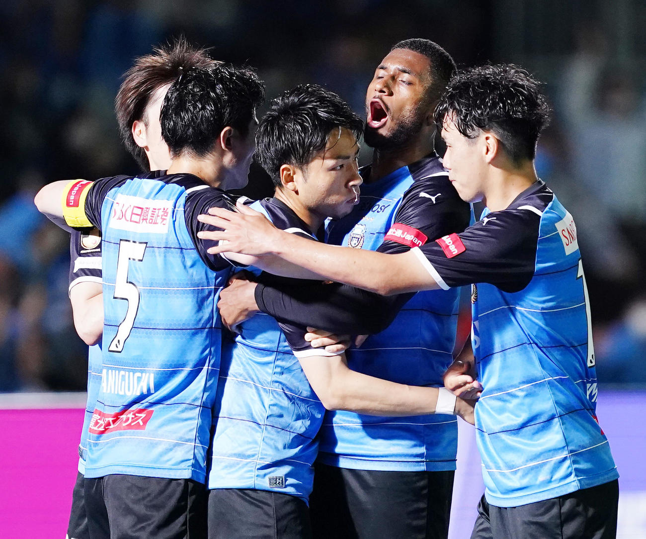 川崎F対鹿島　後半、勝ち越しのゴールを決め、抱き合って喜ぶ川崎F小林（中央）（撮影・菅敏）