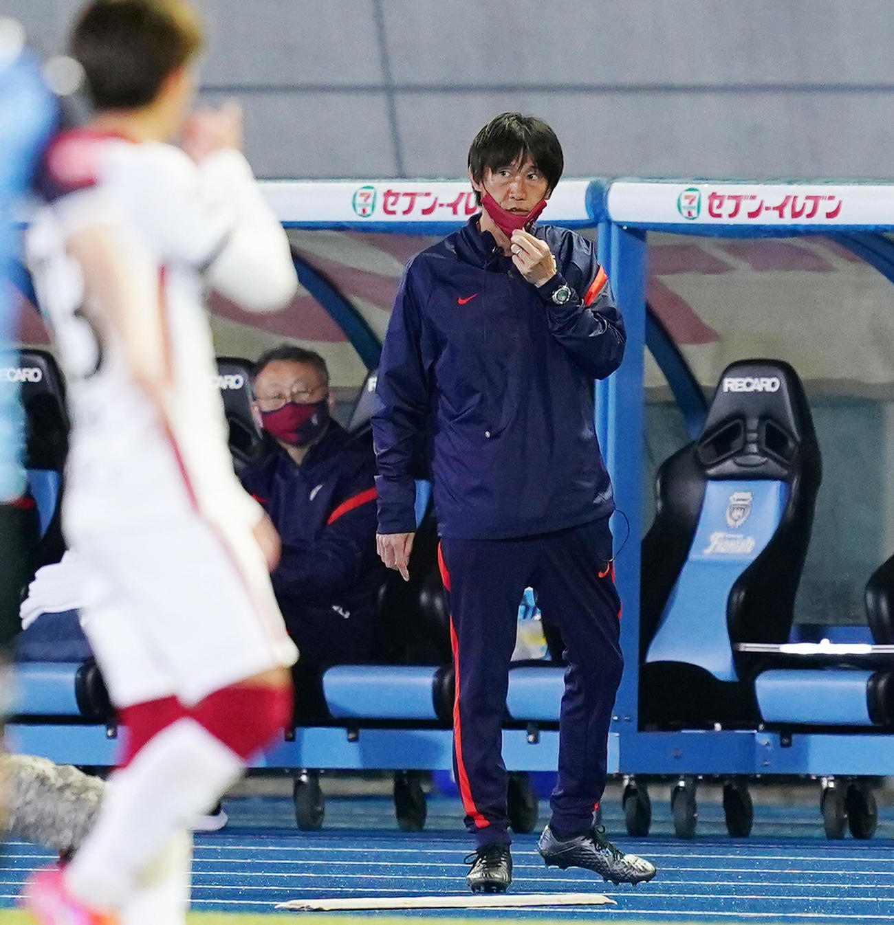 川崎F対鹿島　後半、選手たちに指示を出す鹿島相馬監督（撮影・菅敏）