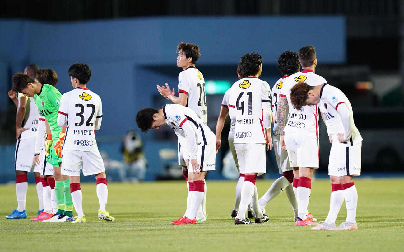 川崎Fに敗れ、肩を落とす鹿島の選手たち（撮影・菅敏）