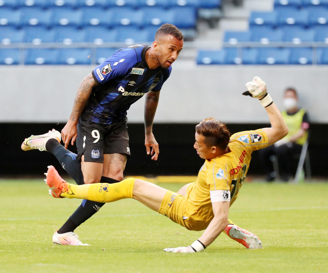 G大阪対横浜FC　後半、G大阪ペレイラは横浜FCGK南をかわしてゴールを決める（撮影・加藤哉）