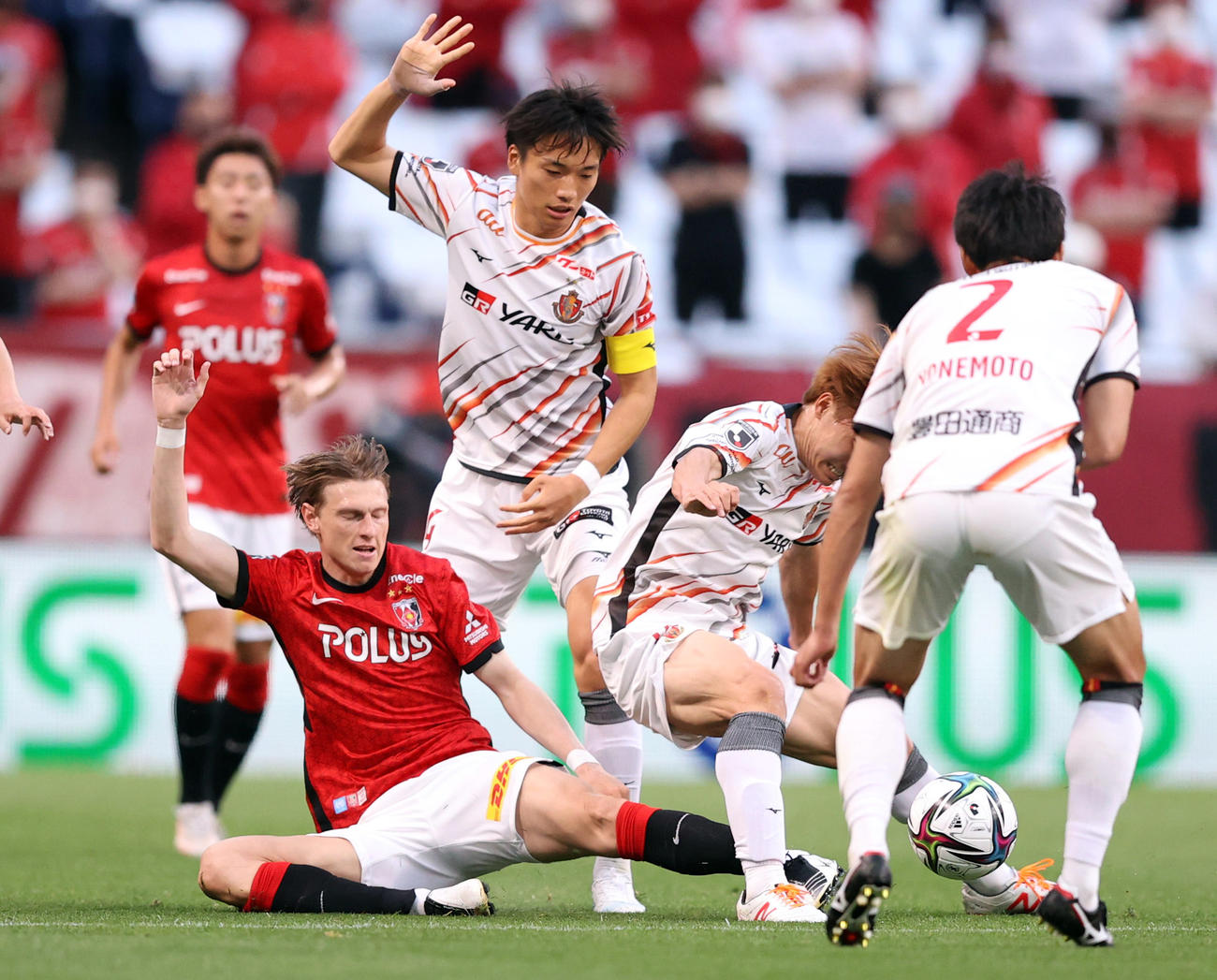 浦和対名古屋　前半、相手の激しいチェックに合う浦和ユンカー（左）（撮影・狩俣裕三）