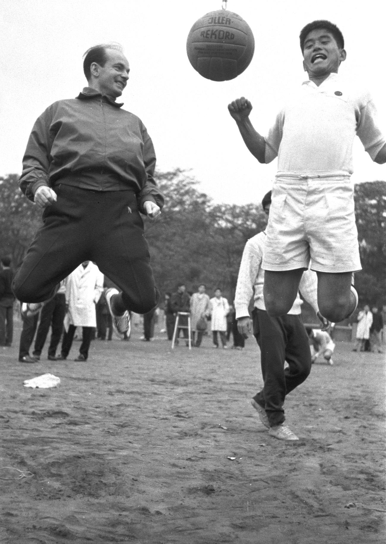60年10月、日本代表を初指導するクラマー氏（左）。右はヘディングの指導を受ける川淵三郎