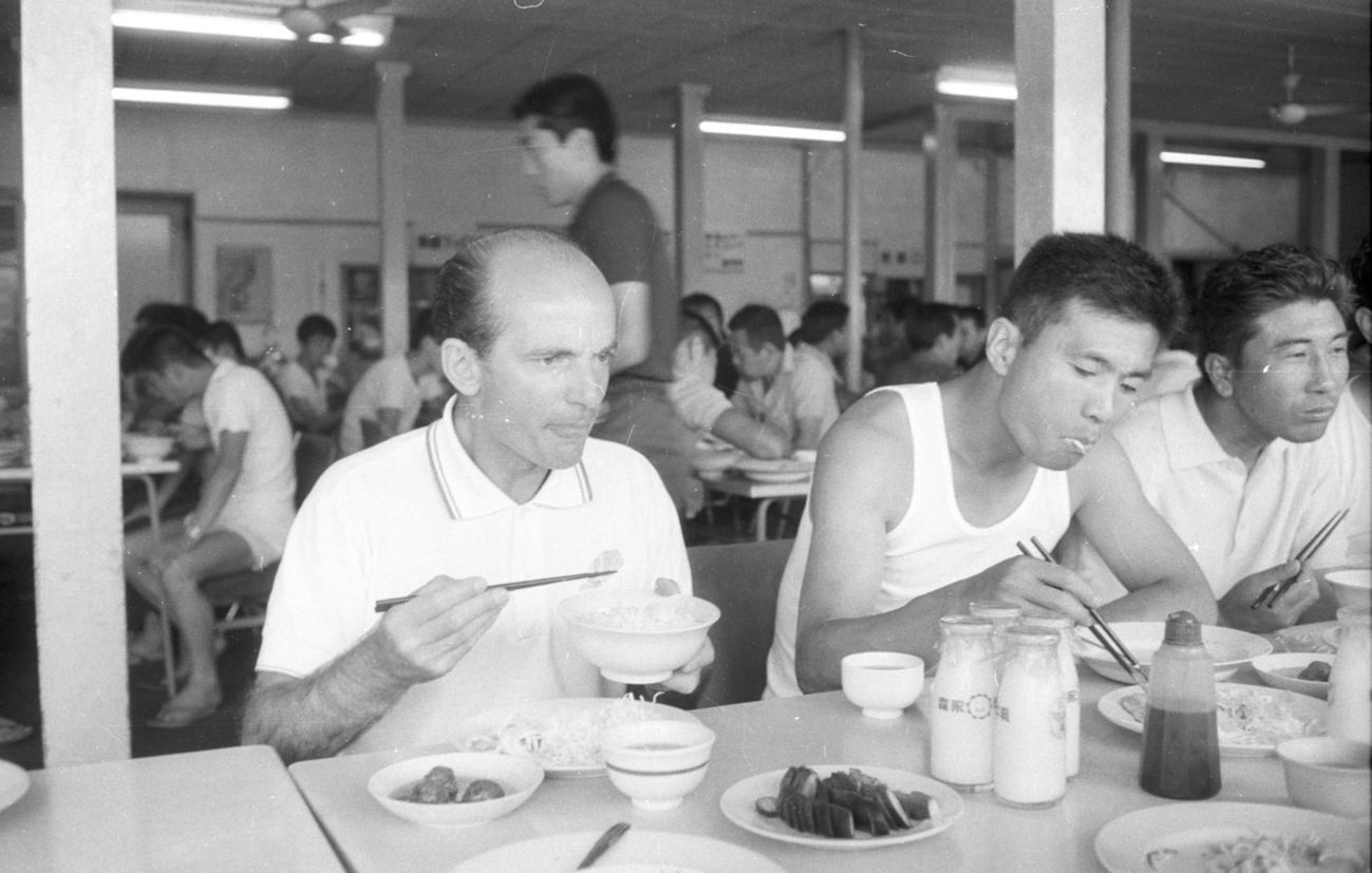 67年6月、箸を器用に使い合宿で食事をする・クラマー氏（左）。初来日時「わたしが、このチョップスティック（箸）を上手に使えるようになるのと、キミたちがボールを上手に扱えるようになるのと、どちらが早いか、競争しよう」と語っていた