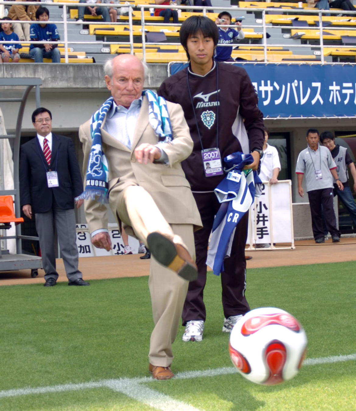 2007年5月、J2福岡対鳥栖で始球式を務めるデットマール・クラマー氏